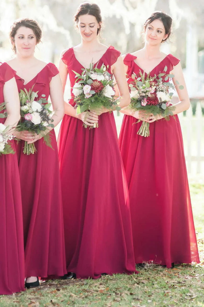 Vestido largo de dama de honor de gasa con tirantes fruncidos y escote en V hasta el suelo